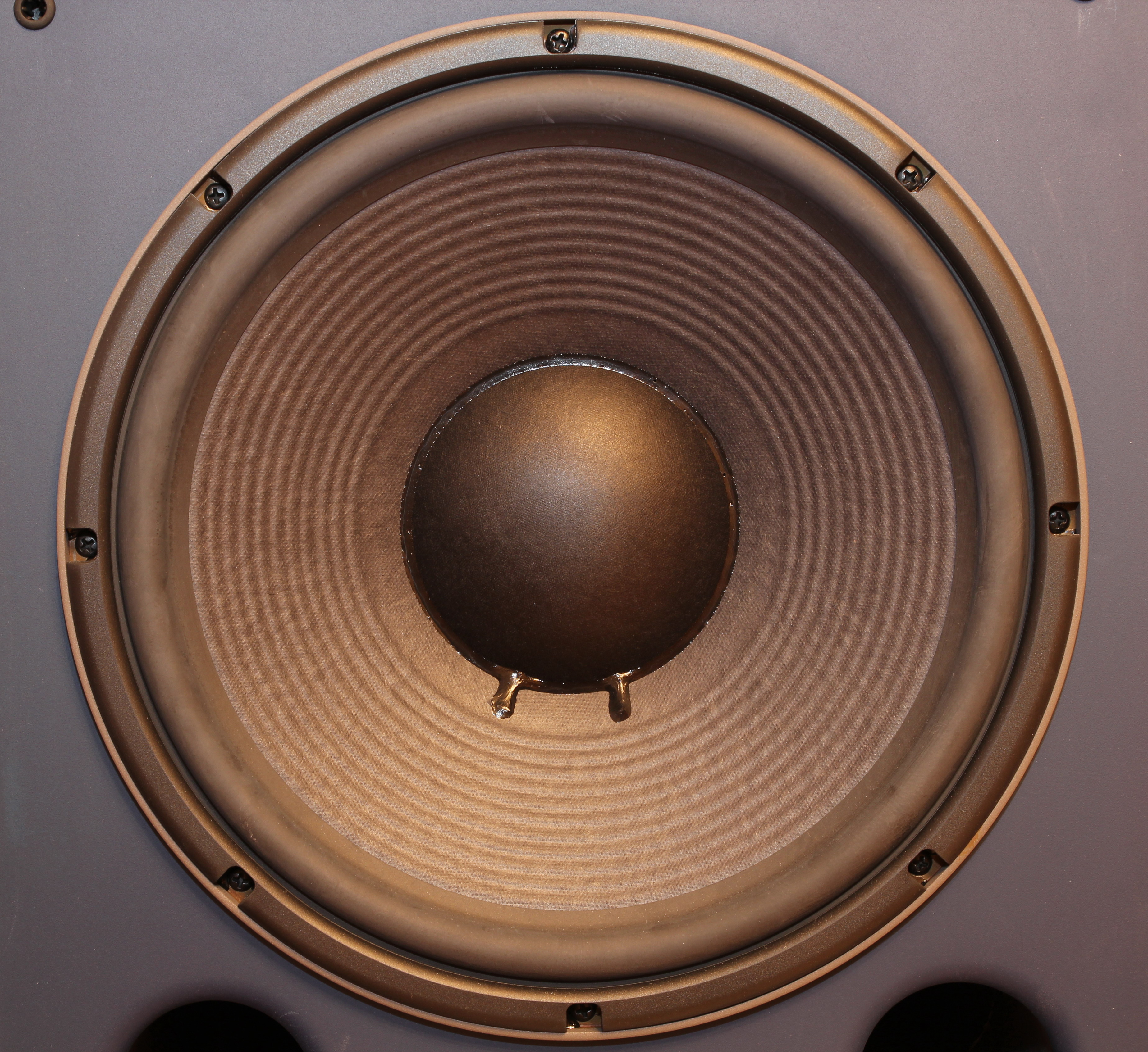 В цельном рупоре SonoGlass заключены большие компрессионные диффузоры и 300-мм НЧ-динамик 1200Fe-8 с бумажным диффузором AquaPlus и резиновым подвесом