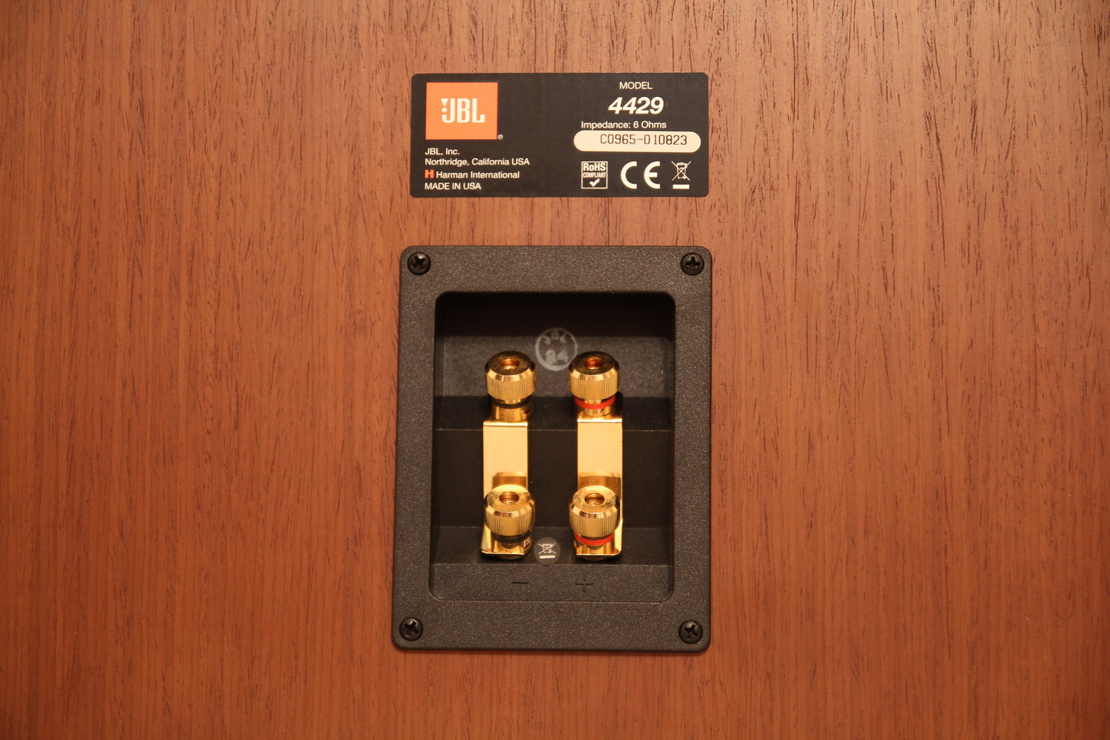 Две пары позолоченных клемм позволяют подклюиться по bi-wiring