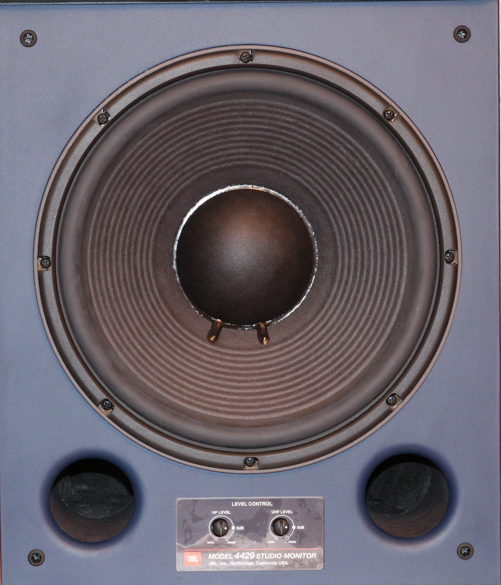 Порты фазоинверторов выведены на переднюю панель, что позволяет поставить монитор JBL Studio Monitor 4429 непосредственно к стене