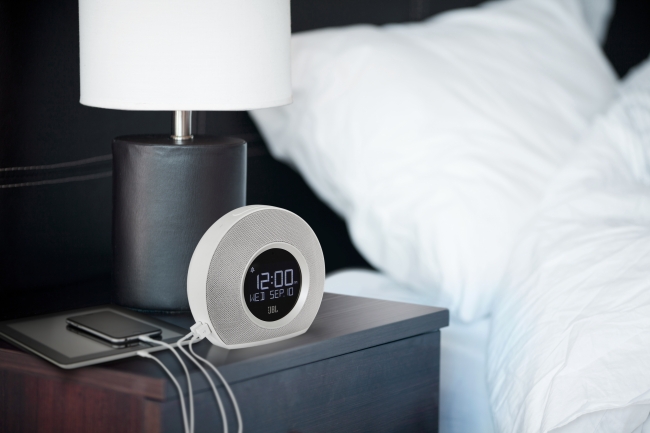 JBL Horizon нежно будит не только качественным стереосаундом, но и приятной LED-подсветкой