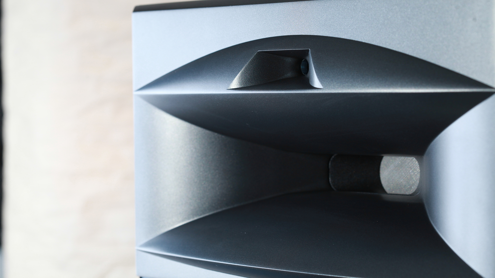 В верхней части корпуса монитора на всей ширине расположился мощный раструб большого бирадиального рупора, выполненного из полимера SonoGlass