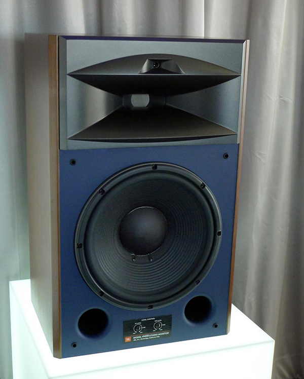 Корпус, выполненный из 25-мм MDF, практически не допускает резонансов и вредных вибраций