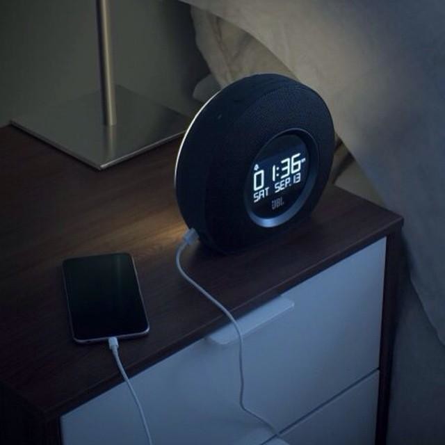 JBL Horizon умеет быстро подзаряжать через USB-порт до двух устройств одновременно