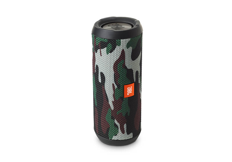 Благодаря водонепроницаемому корпусу JBL Flip 4 можно погружать в воду на глубину до полуметра на 30 минут